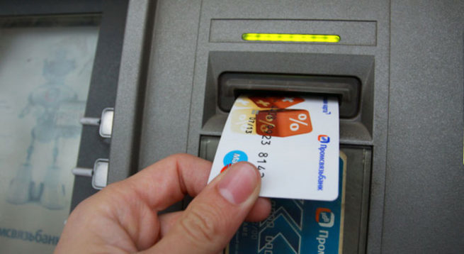 В каких банкоматах можно снять деньги Промсвязьбанка - самостоятельно или через банк