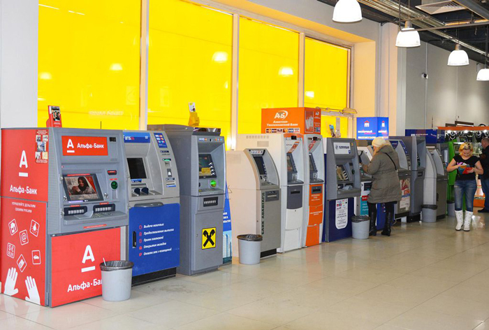 В каких банкоматах можно снять деньги Промсвязьбанка - самостоятельно или через банк