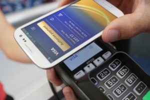 Какое приложение для оплаты телефоном с Сбербанк - самостоятельно или через банк