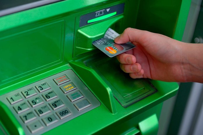 Сколько можно снимать денег с карты Сбербанка - самостоятельно или через банк
