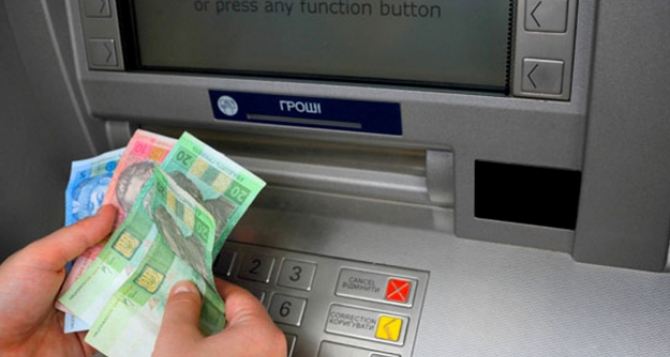 Сколько можно снять денег в банкомате Приватбанка - разбор вопроса