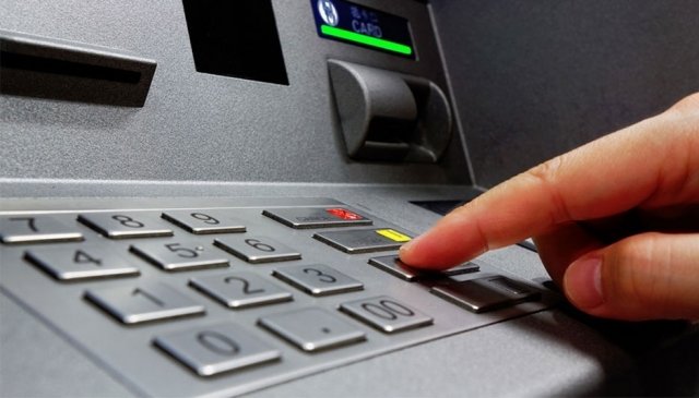 Как пополнить карту Сбербанка наличными через банкомат - разбор вопроса